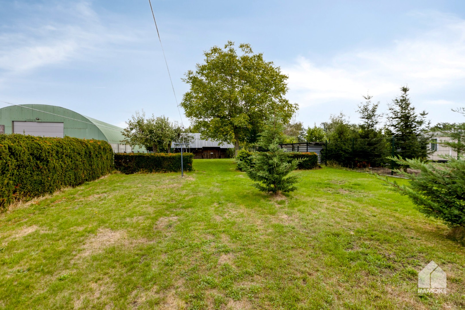 Te renoveren, gelijkvloerse woning op 13a 60ca met 2 slpk en garage. 