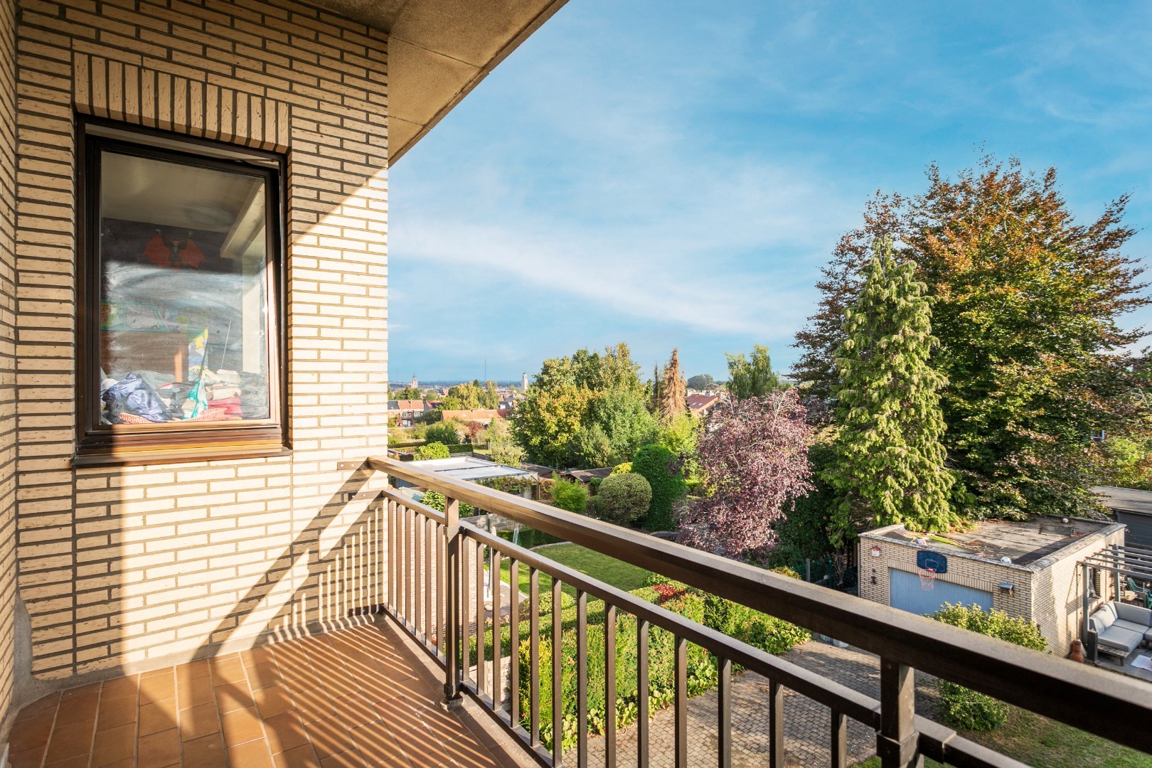 Solide woning met 6 slaapkamers, tuin en garage 