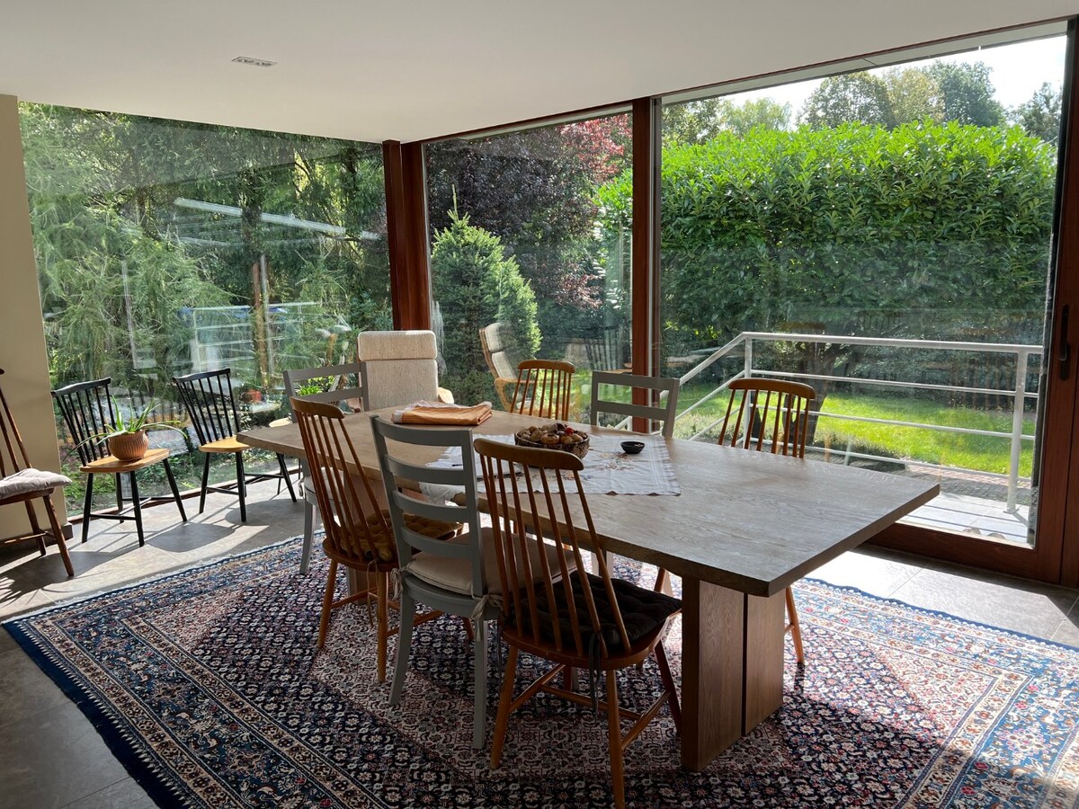 Bemeubelde villa met prachtige tuin 