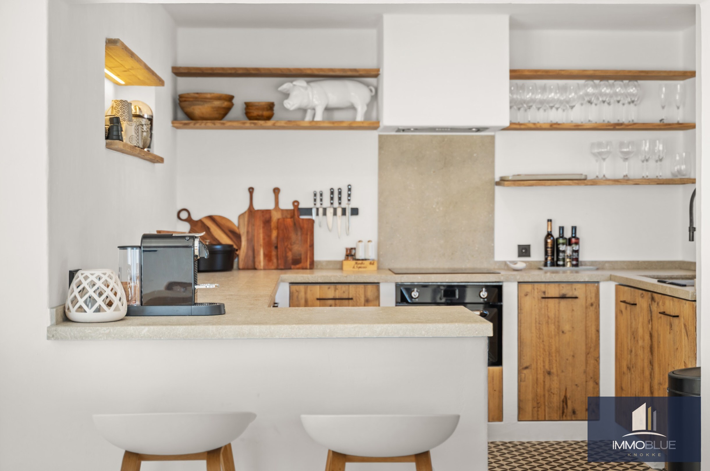 Villa méditerranéenne rénovée avec vue sur mer dans un environnement côtier calme 