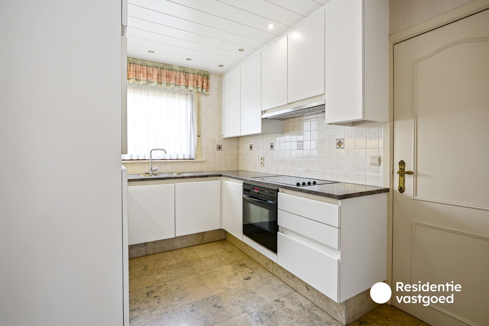Statige gelijkvloerse villa op een terrein van 2342 m² te Oostduinkerke (Koksijde). 