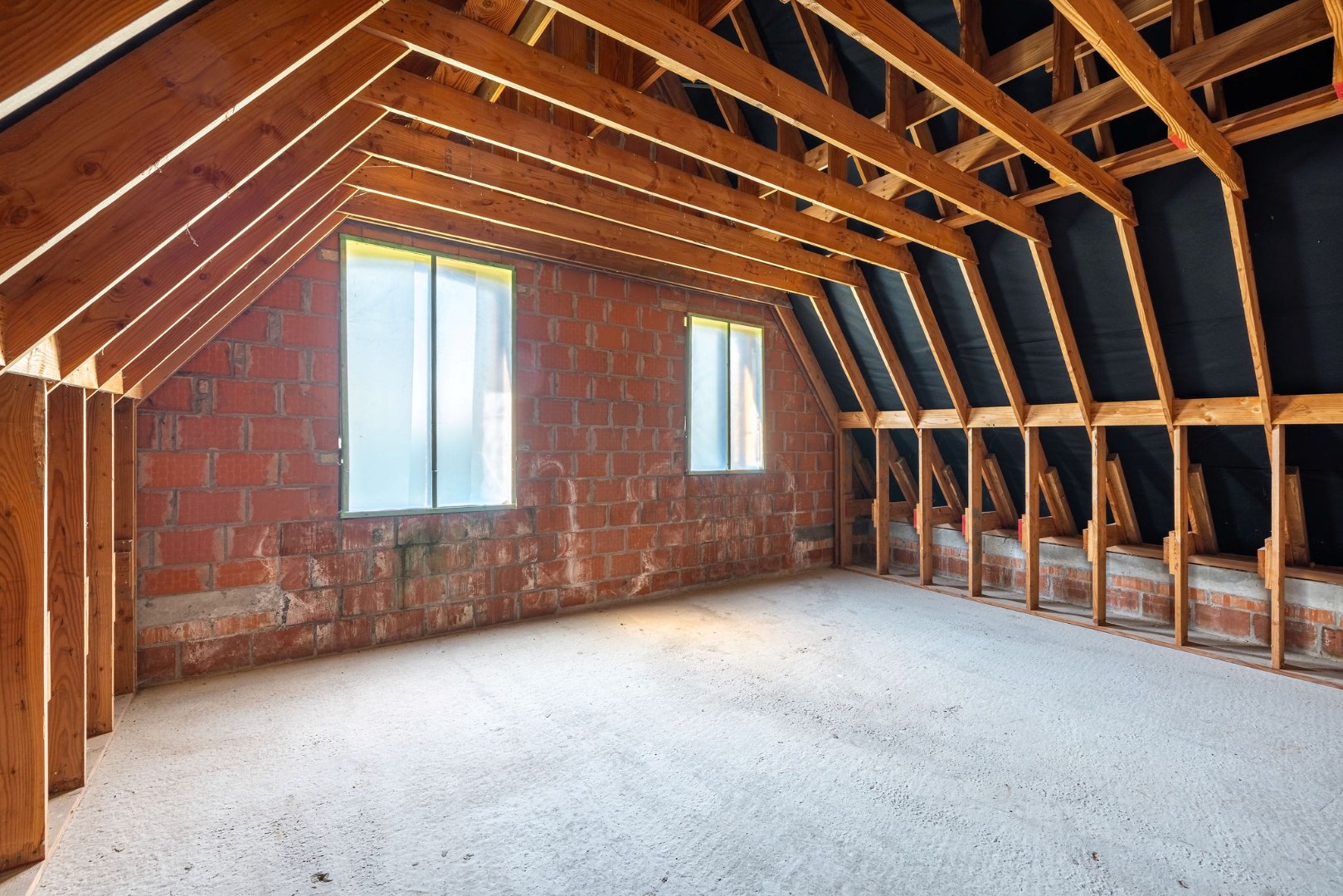 Landelijk gelegen ruwbouwhoeve met bijgebouwen op uitzonderlijk perceel van ca. 9.331 m² 