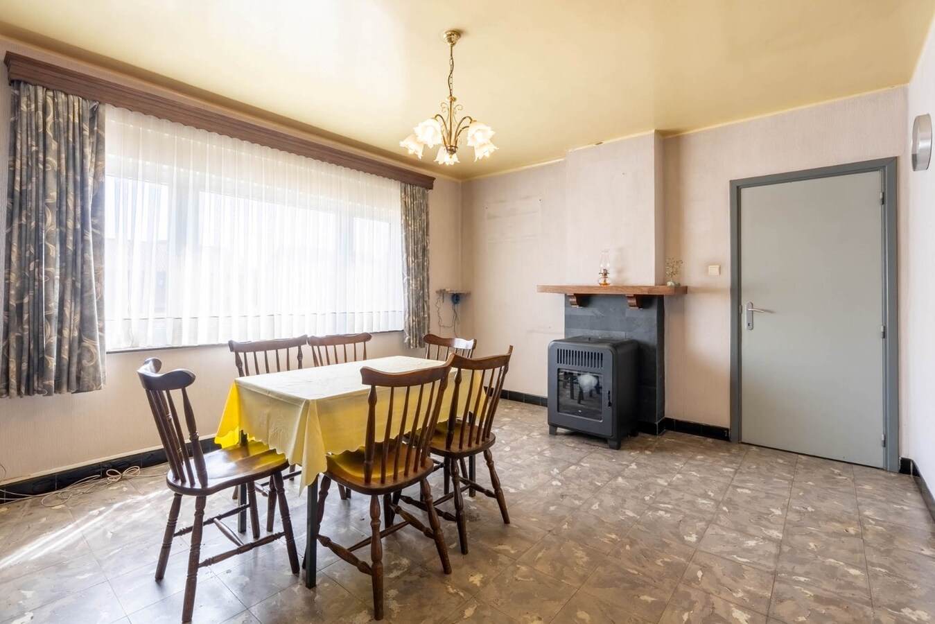 Charmante, te renoveren woning op een perceel van 9a14ca met ruime garage in achtertuin! 