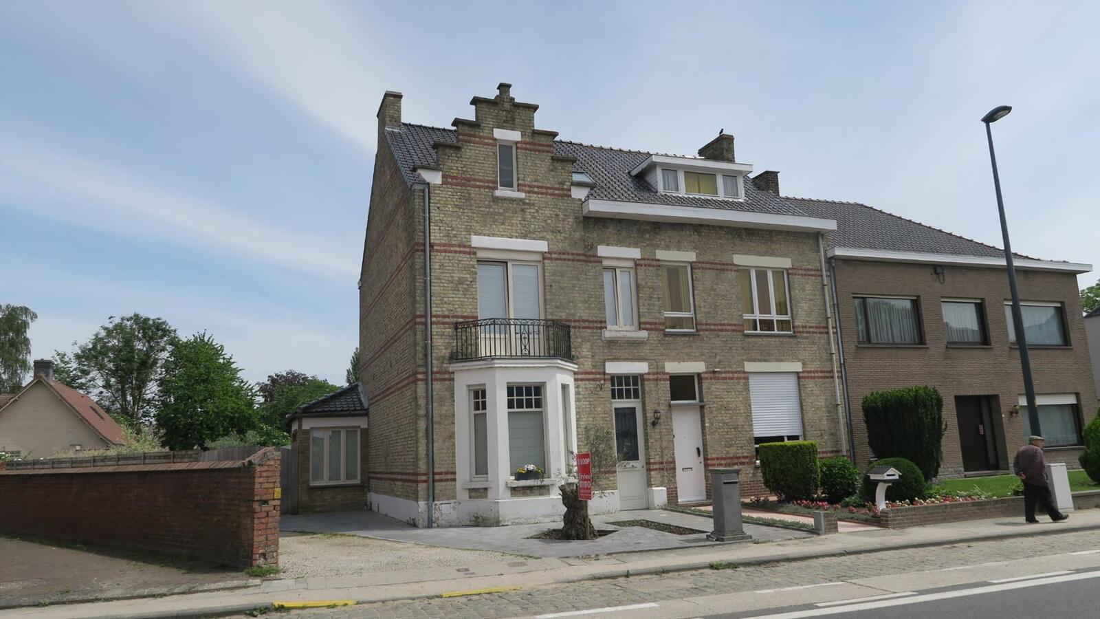 Karaktervolle halfopen woning in Centrum Woumen 