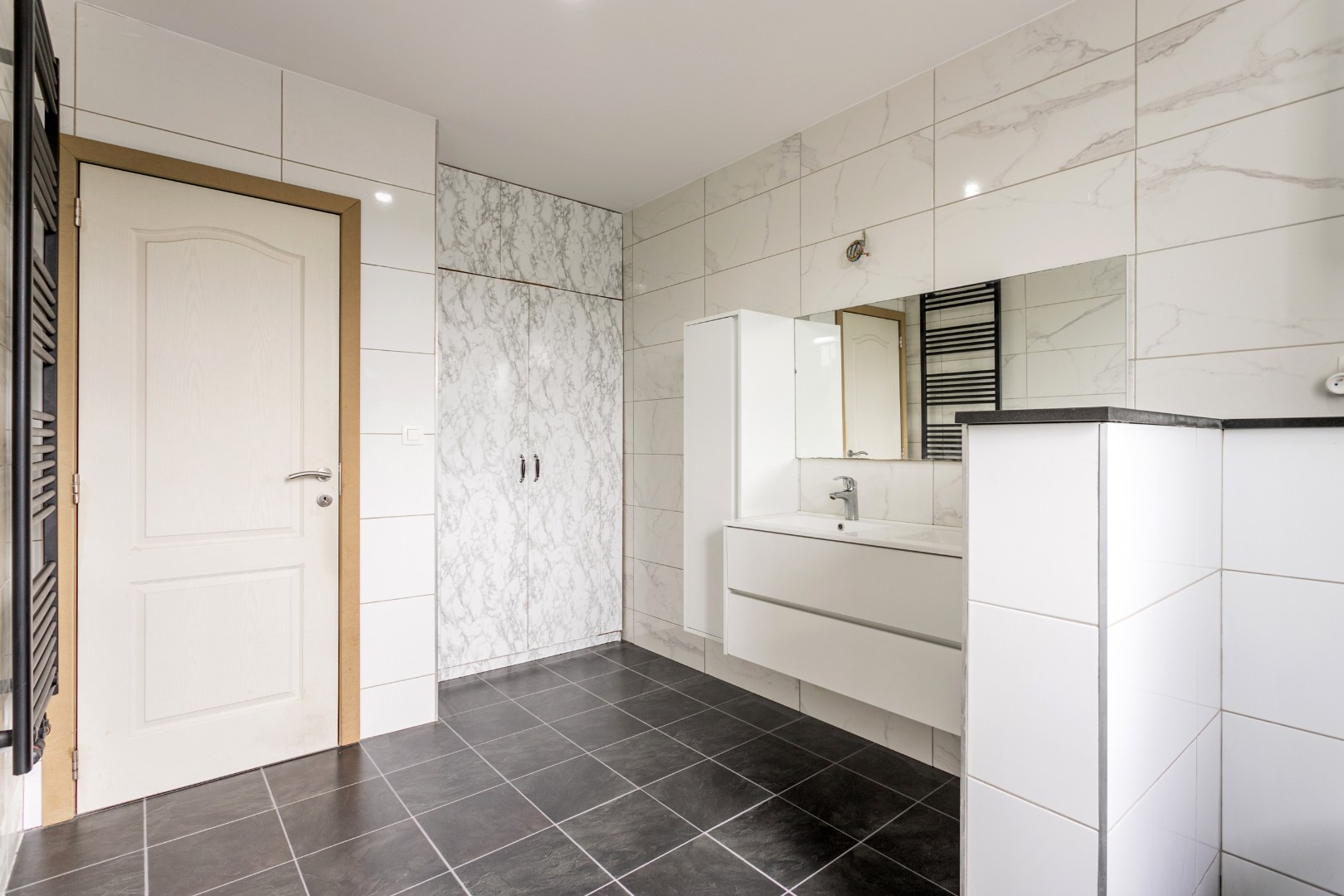 Maison rénové avec 4 chambres et local de stockage 