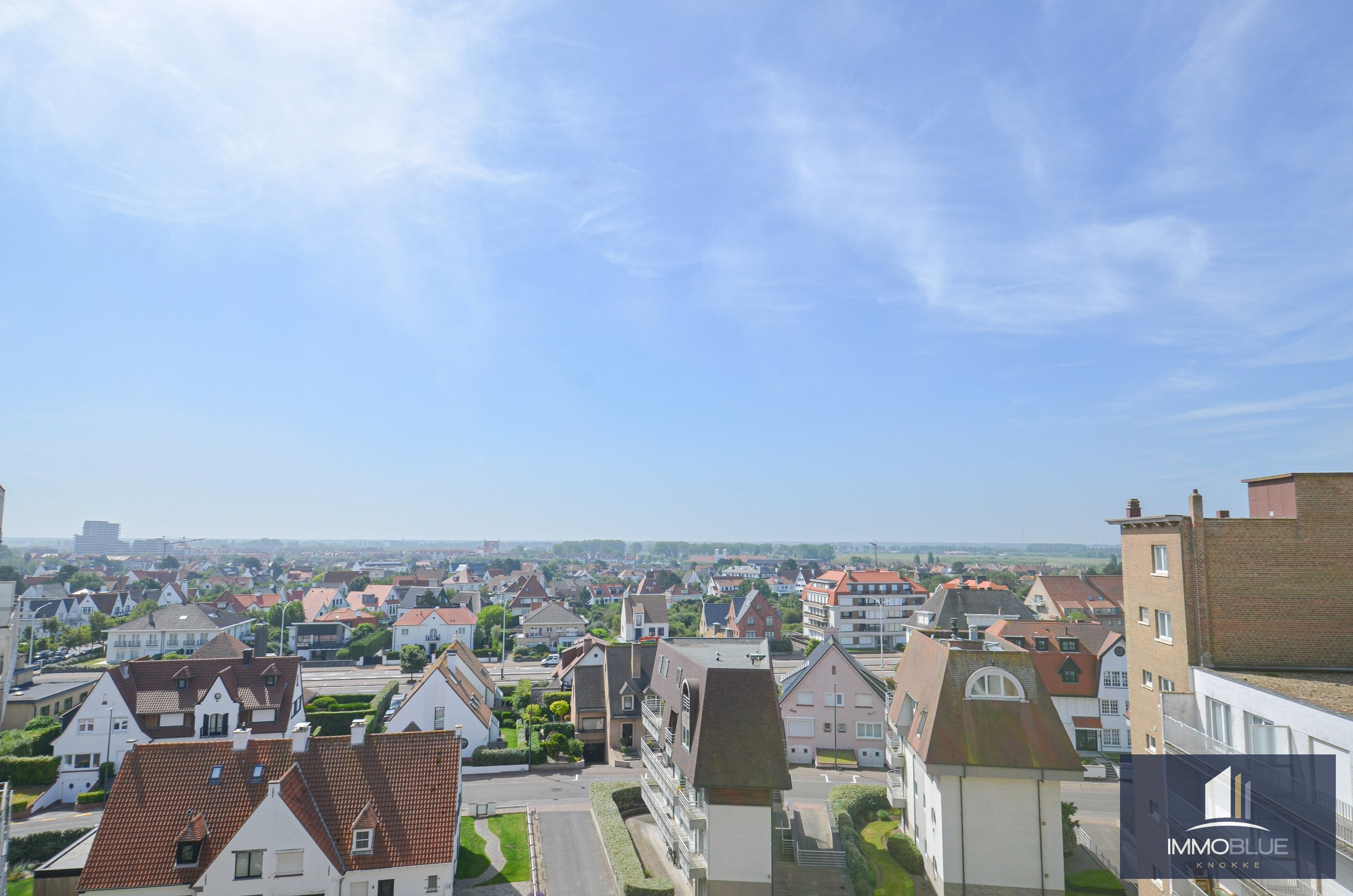 L’appartement bénéficie d’une double orientation, avec une vue frontale sur la mer à l’avant et une vue dégagée sur l’arrière-pays à l’arrière. 