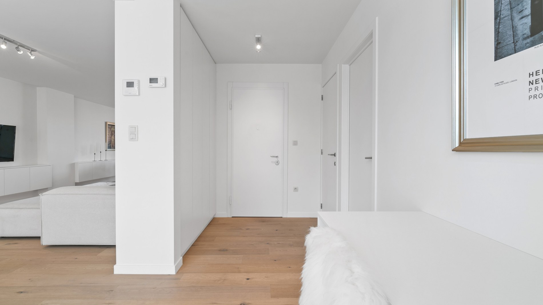 Ruime inkomhal met gastentoilet 