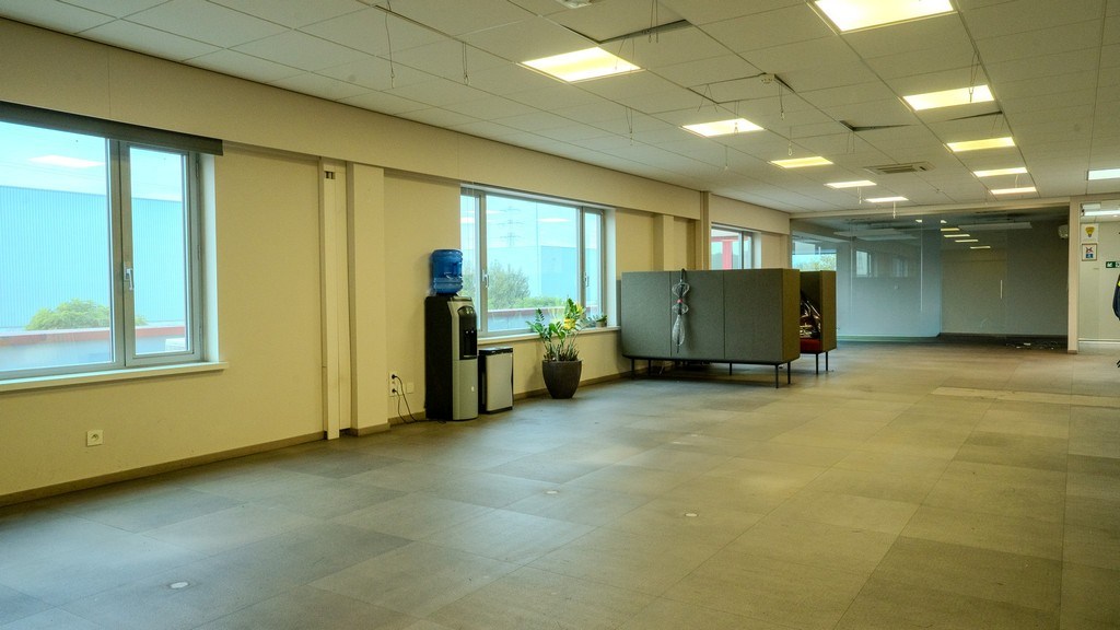 Magazijn met kantoren te huur langs E34 in Beveren