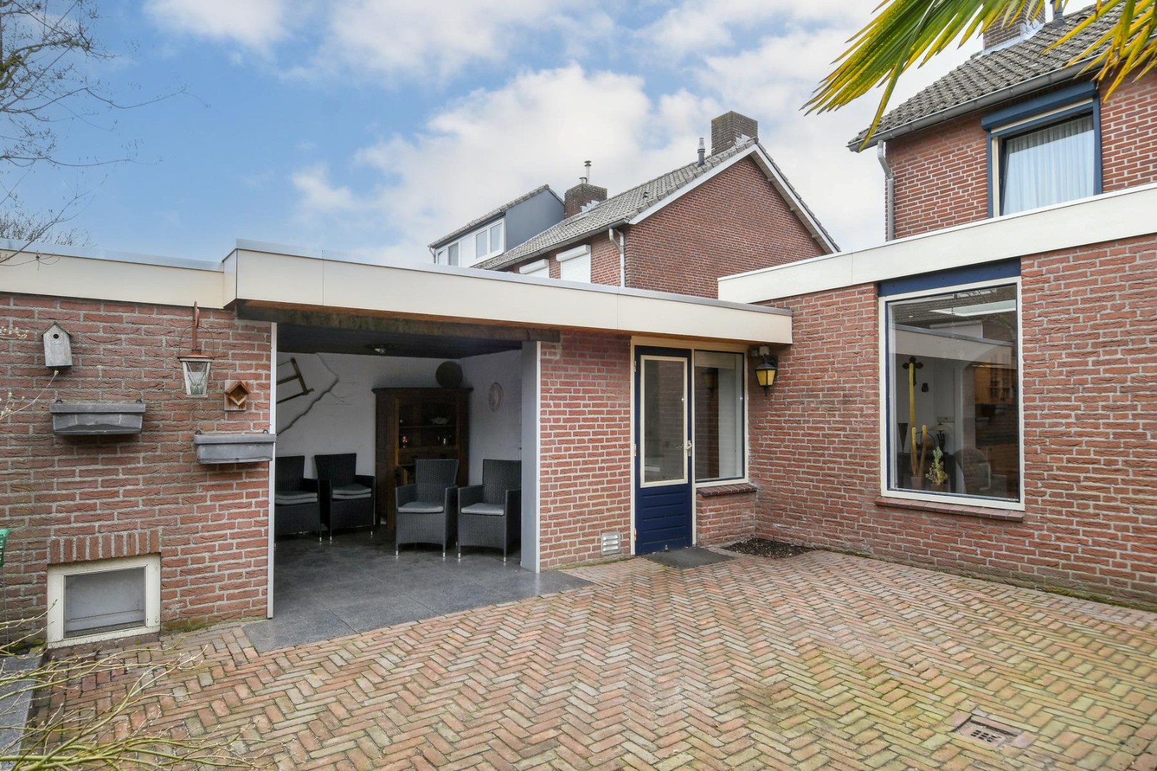 Geschakelde 2-onder-1-kap woning met serre, vier slaapkamers en inpandige garage gelegen nabij het centrum van Panningen 