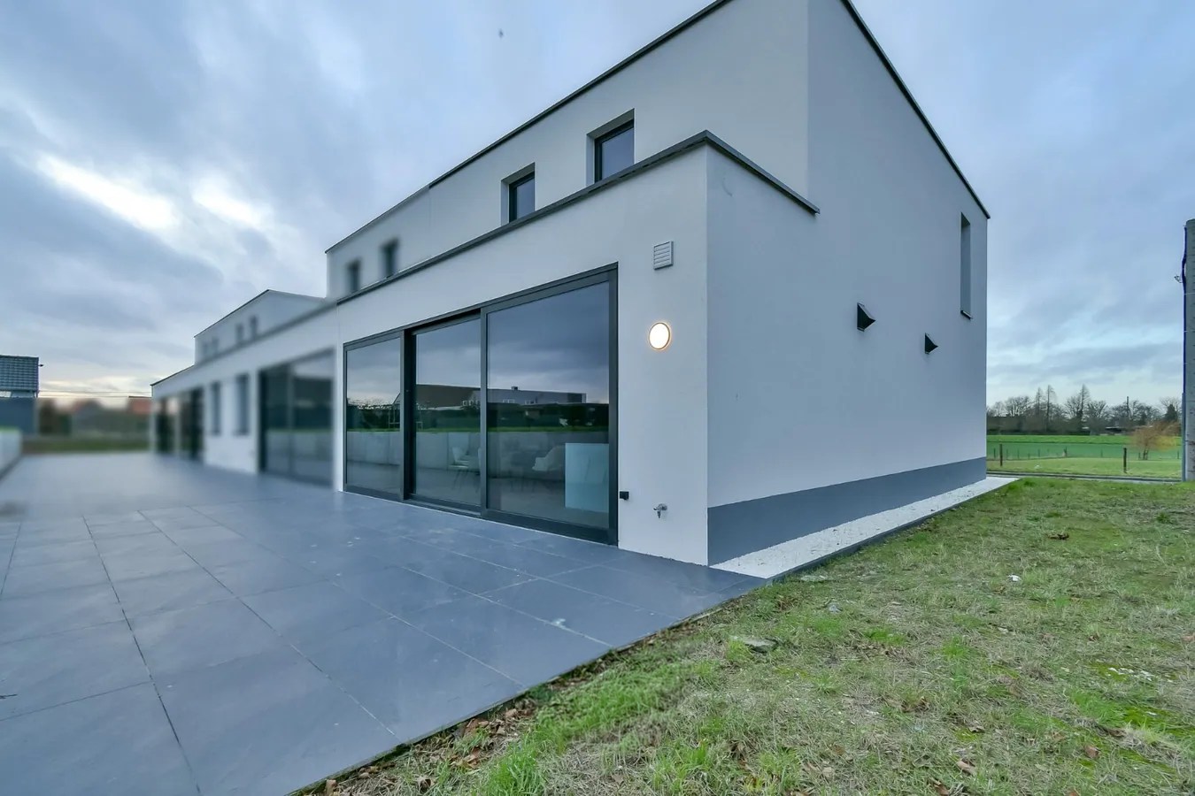 Ruime afgewerkte nieuwbouwwoning met landelijk zicht! 