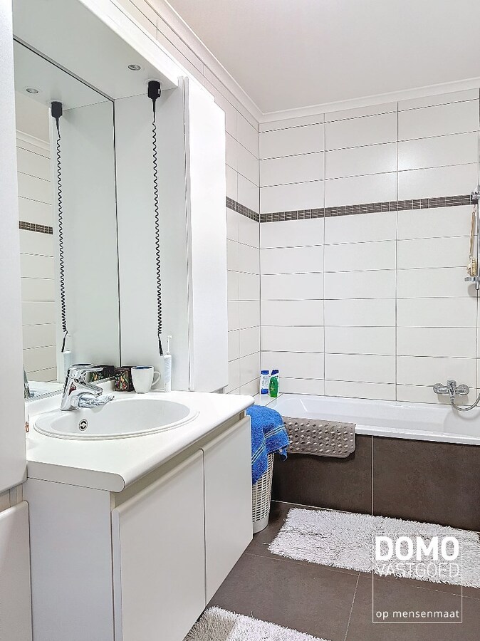 Ruim gelijkvloers appartement voorzien van 2 slaapkamers met zonnig terras in het centrum van Meldert. 