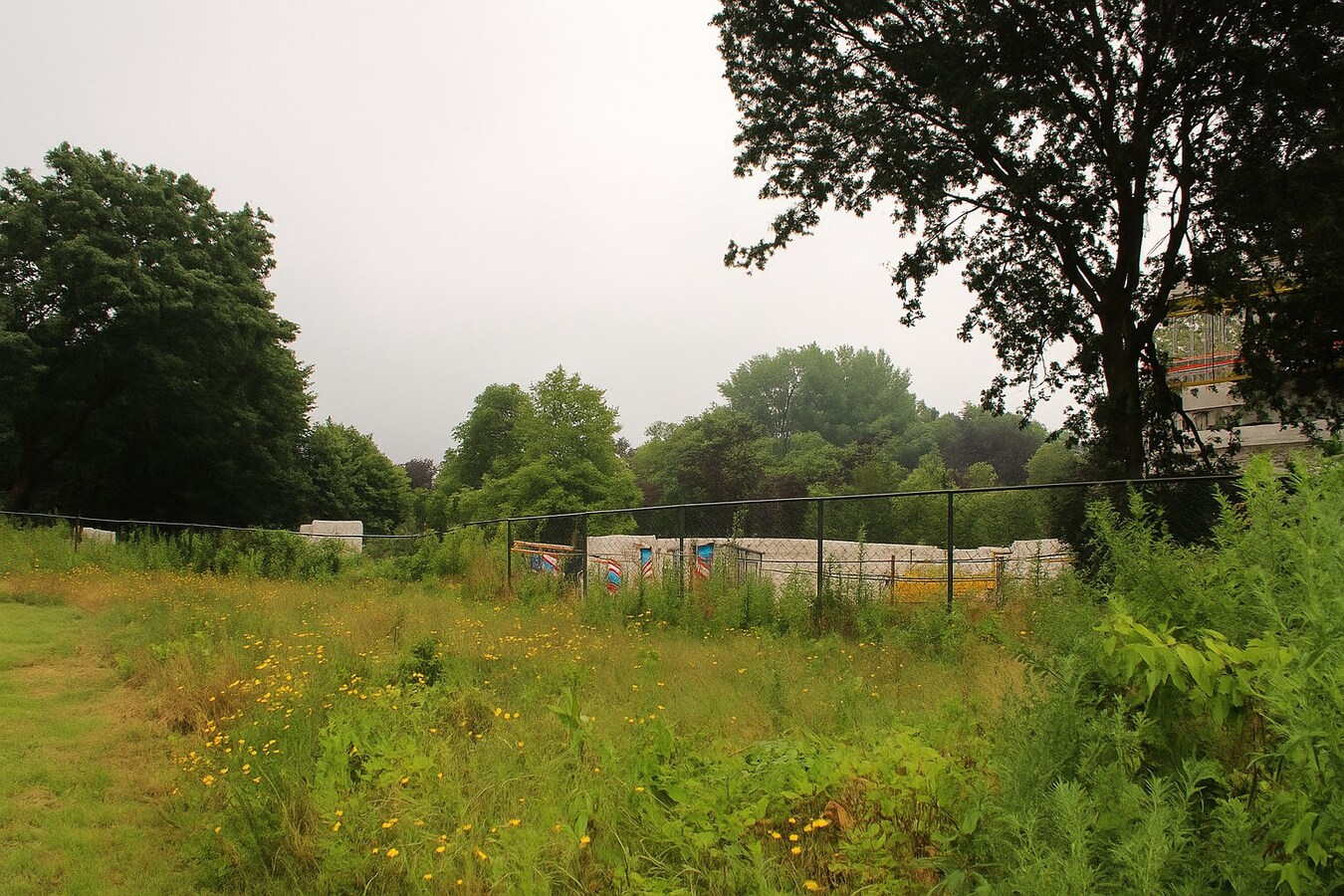 Charmante halfopen bebouwing met tuin op uitgestrekt perceel van 456m² te koop! 