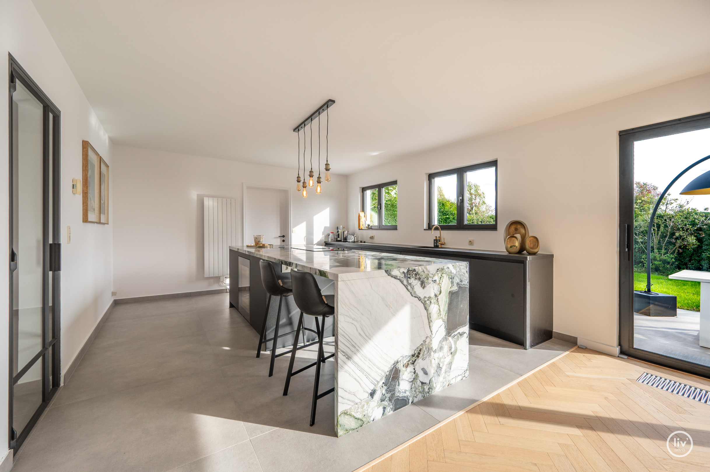 Magnifique villa rénovée avec toit de chaume, bien située près de Duinenwater à Knokke. 