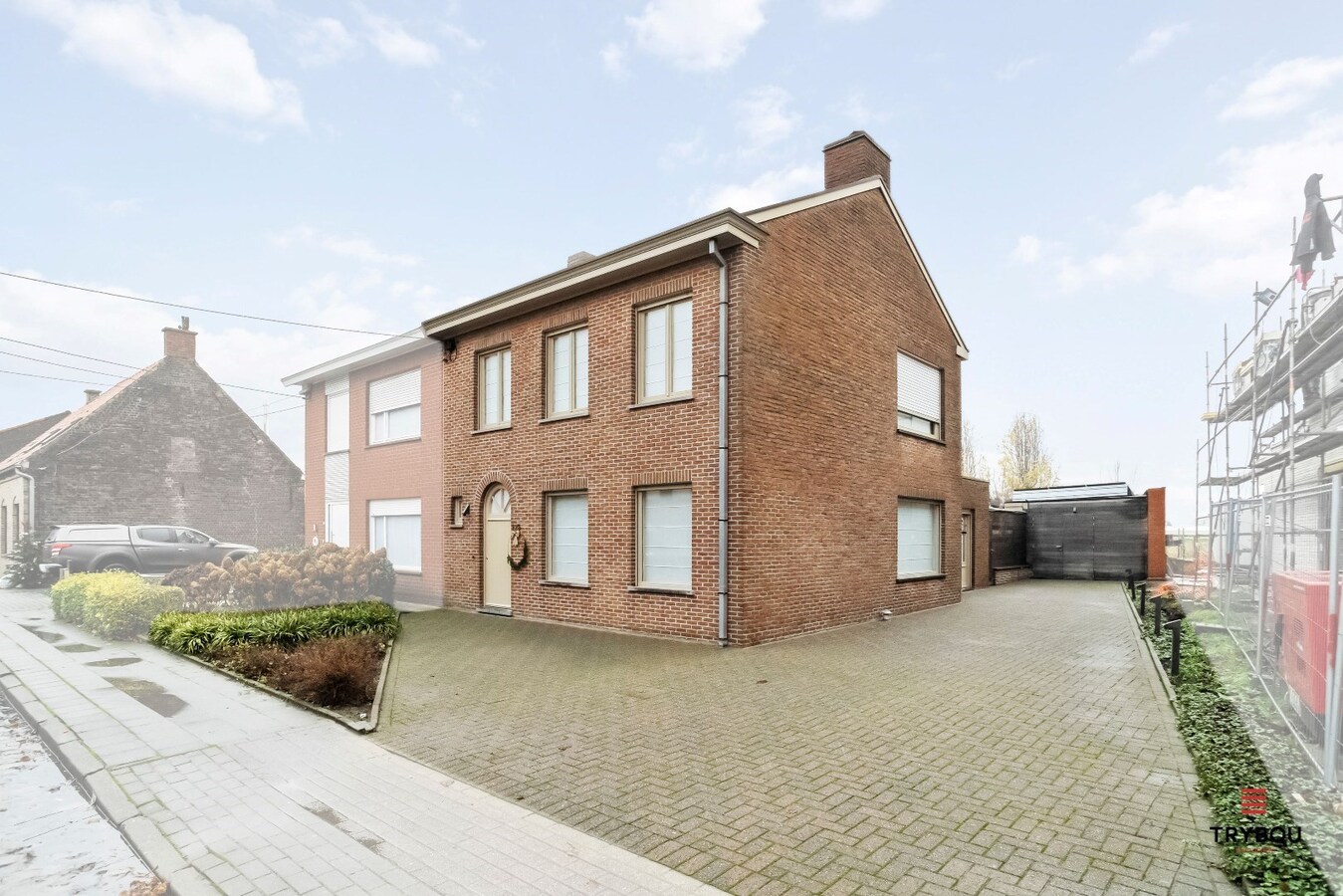 Instapklare halfopen woning met 3 slaapkamers en garage te Oostnieuwkerke 
