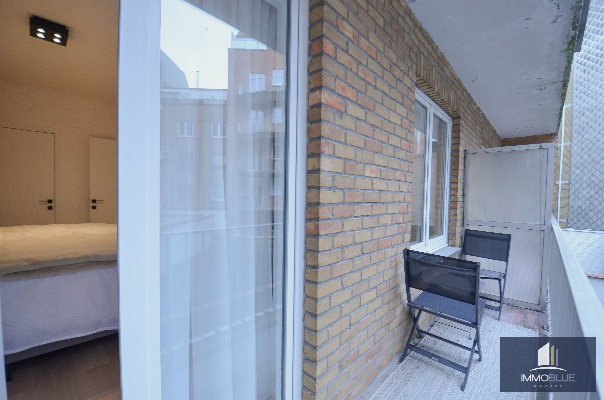 Appartement entièrement rénové avec une belle vue sur la mer. 