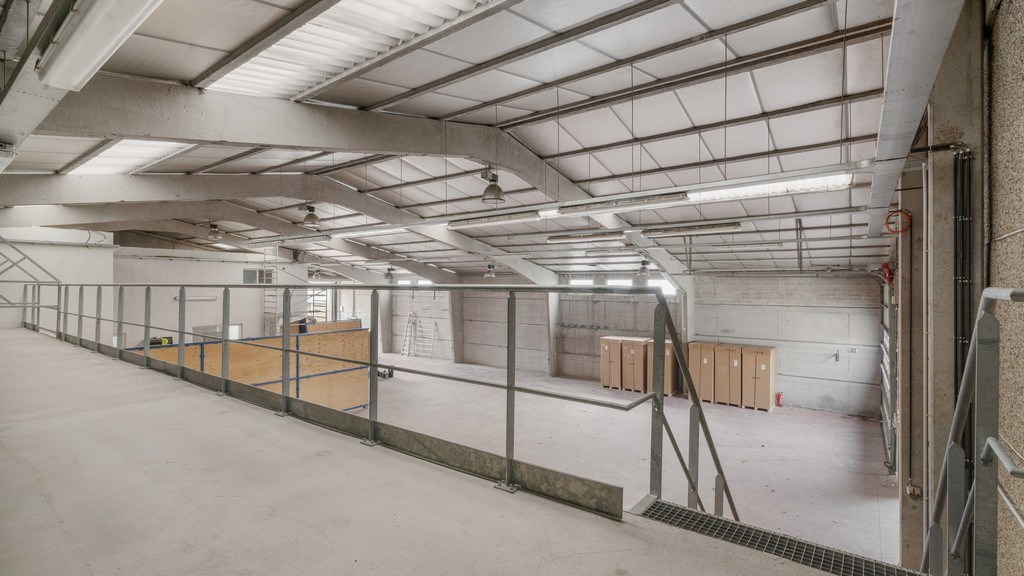 Bedrijfspand met optioneel woonst te huur in Dikkelvenne