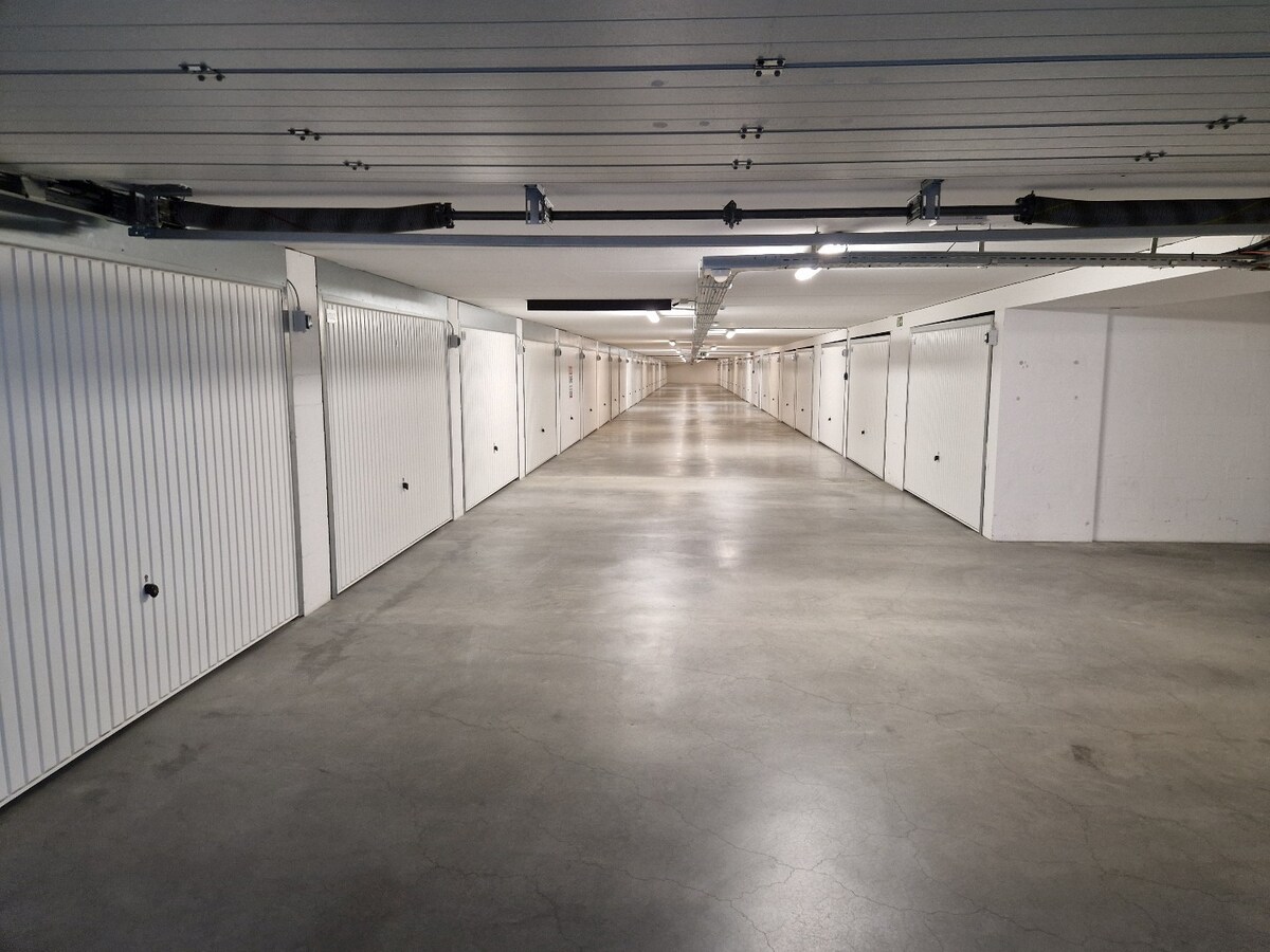 Espace de garage spacieux à louer à Nieuwpoort-bad. 