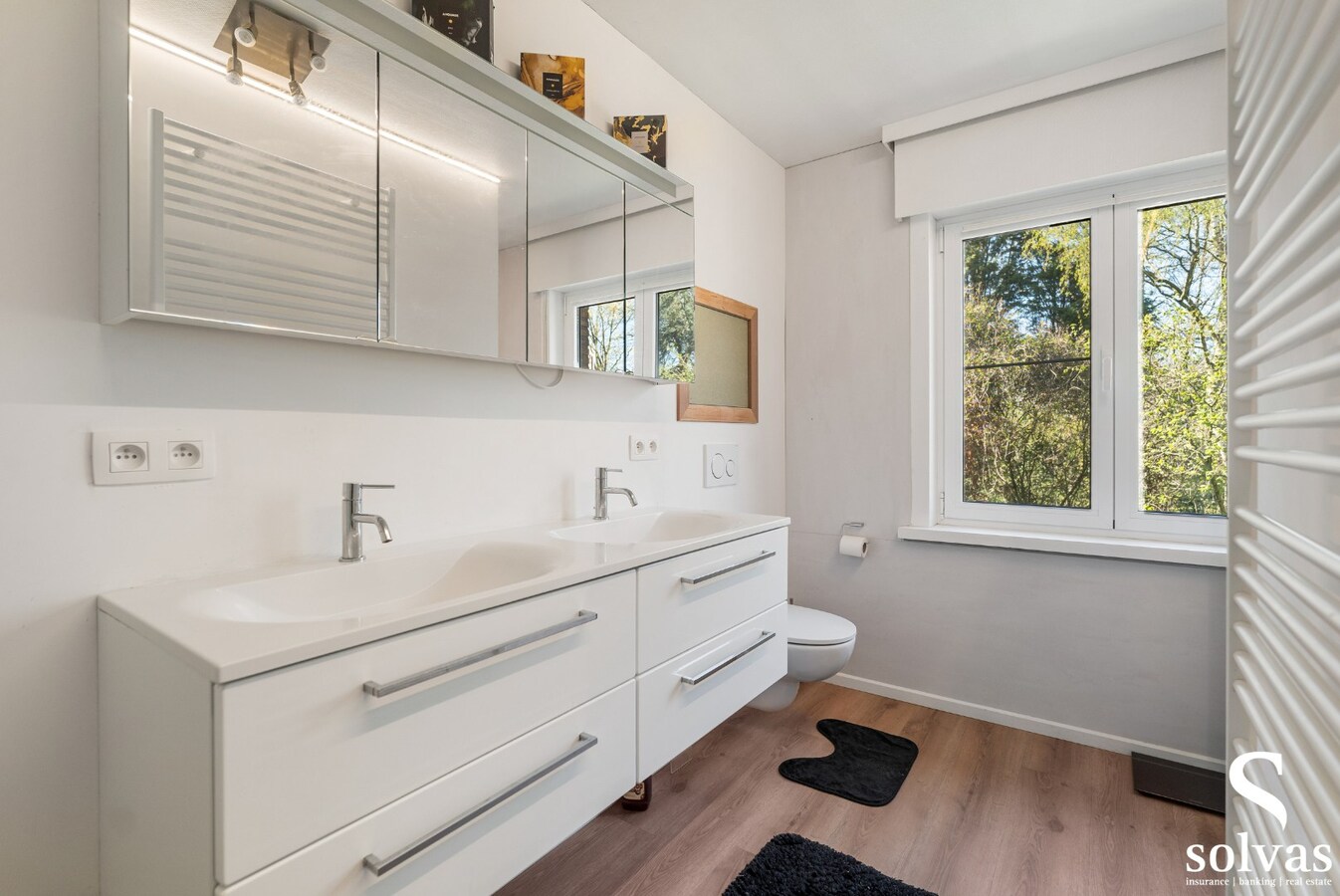 Exclusieve villa met karakter op riant perceel in hartje Zomergem 
