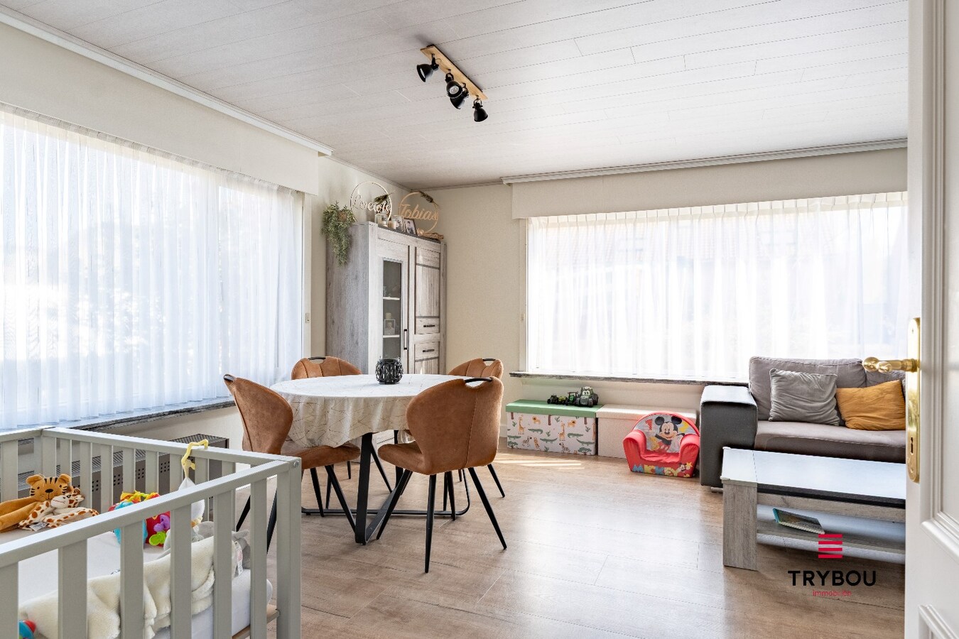 Instapklare gezinswoning met garage en prachtige tuin in rustige straat 