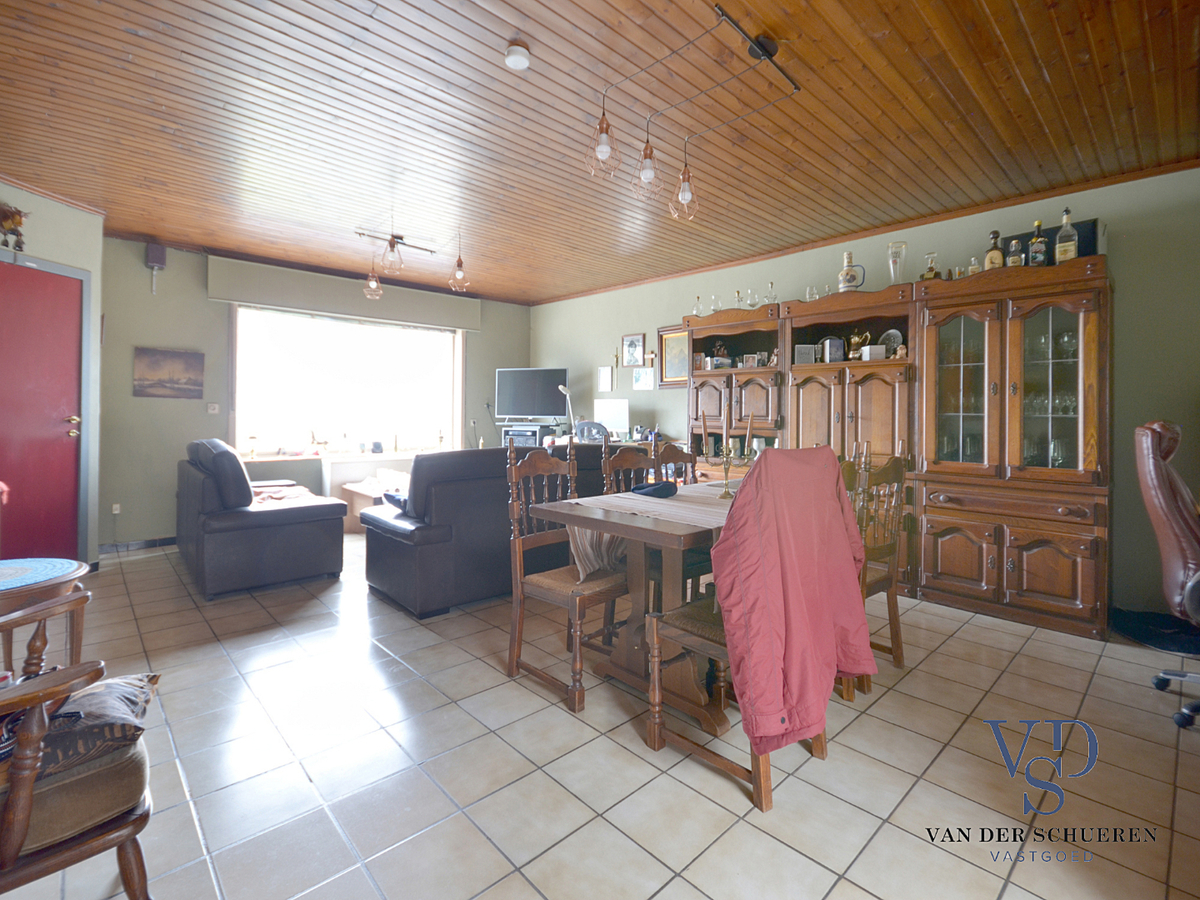 Zeer ruime, te renoveren woning (met enkele garage). Goed gelegen. 