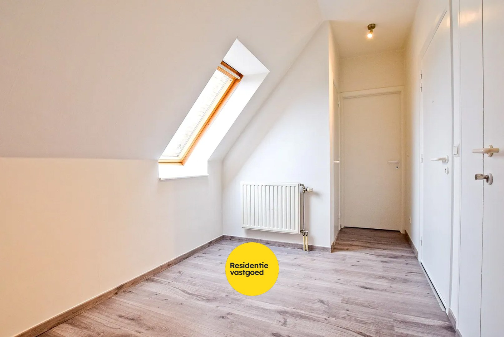 Instapklaar lichtrijk dakappartement in hartje Veurne (61m²) 