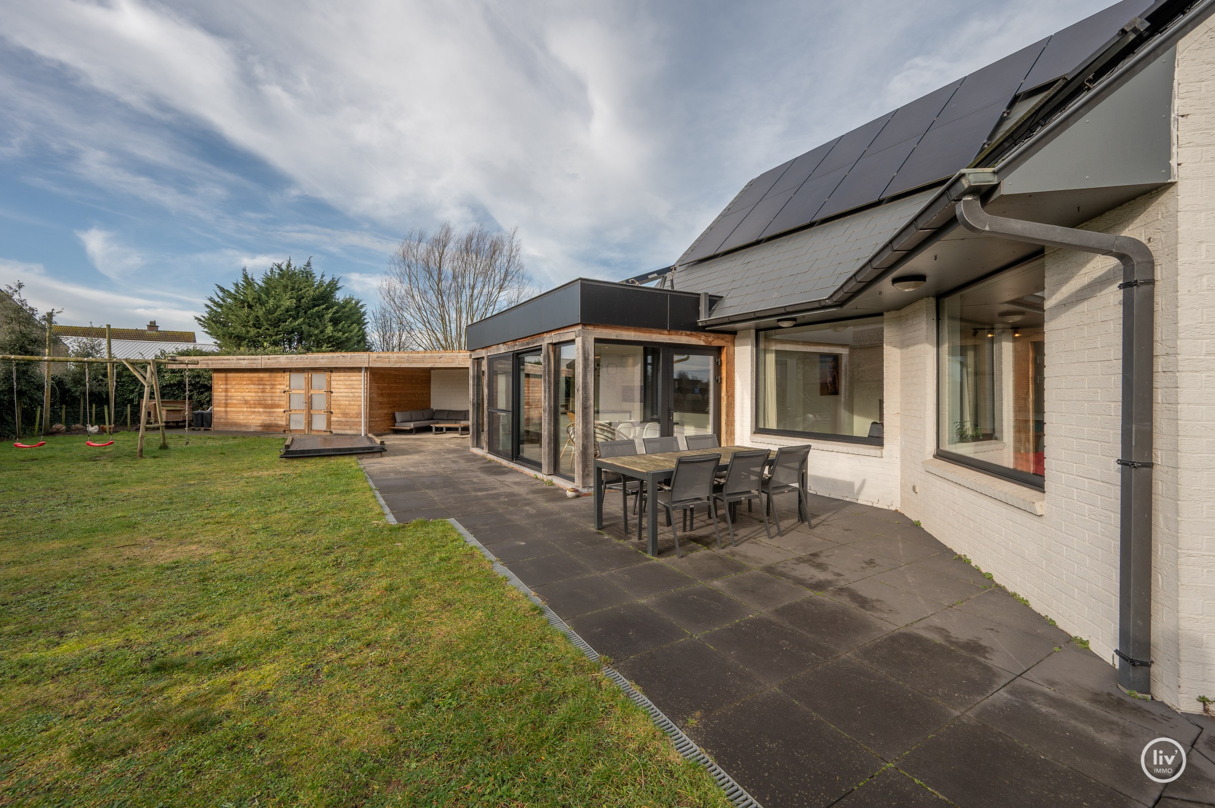 Centrale gelegen villa gelegen op een boogscheut van Knokke Centrum met ruim perceel (ideaal in combinatie met een commerciële activiteit) 