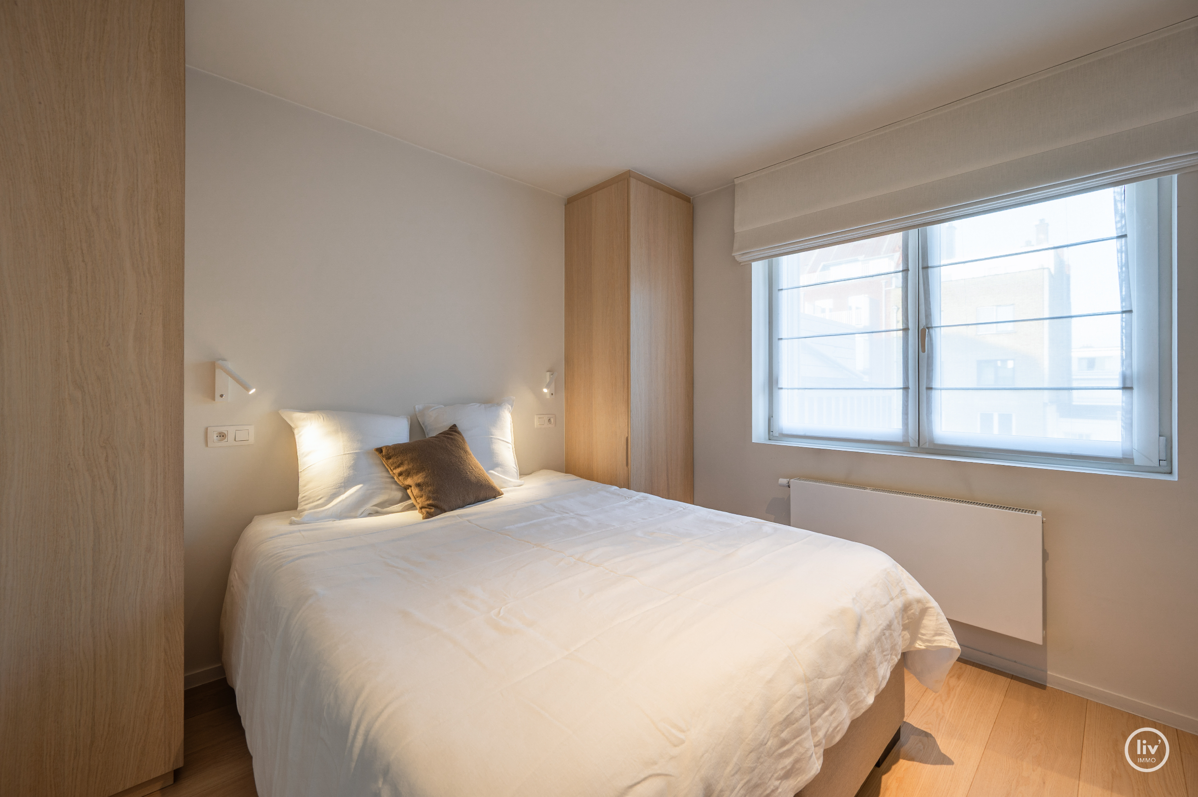 Voici la traduction en français :Appartement lumineux et également en penthouse, idéalement situé entre le Zoute et le centre commercial (possibilité d'acquérir une place de garage à proximité de l'ap 