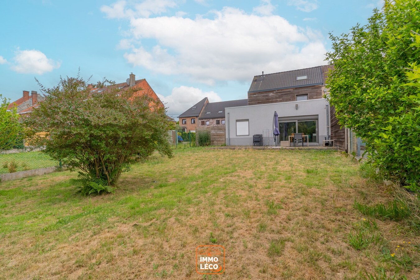 Appartement rez-de-chaussée 2 chambres, grand jardin et parking couvert privatif ! 