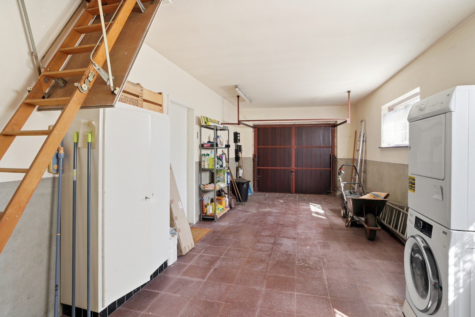 Vrijstaande bungalow met 3 slaapkamers, ruime garage en zonnige tuin 