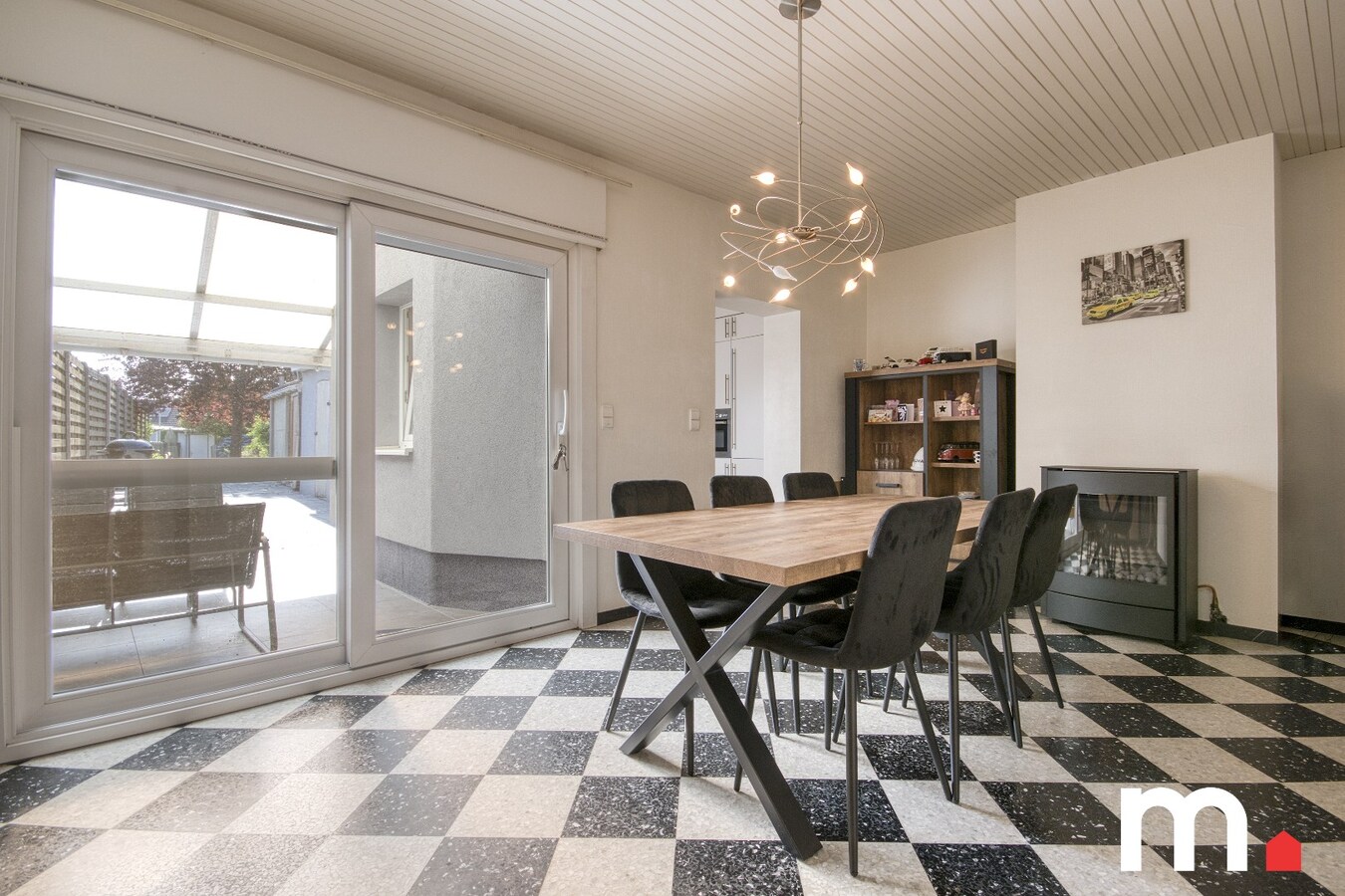 Instapklare woning te Ingelmunster met garage en uitweg achteraan! 