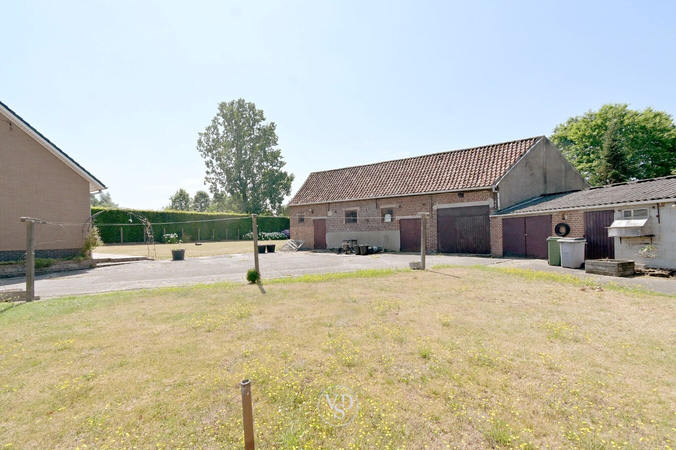 Degelijke eigendom met schuur en stalling 