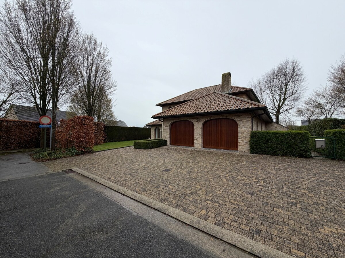 Ruime en rustig gelegen Spaanse villa te Dikkelvenne. 