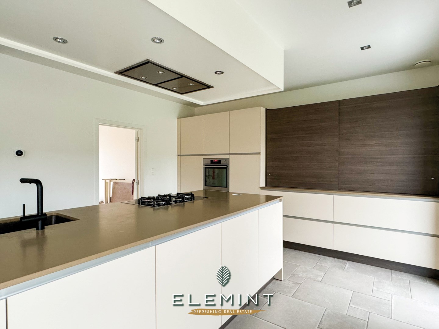 Rekkem. Ruime halfopen woning met 5 slaapkamers, tuin &amp; garage 