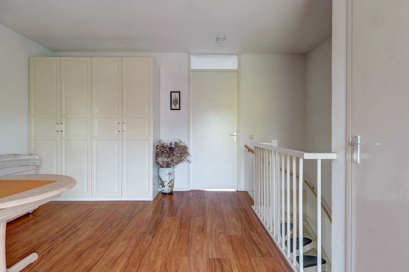 Goed onderhouden 4-kamer eengezinswoning met 3 goede slaapkamers (optie tot creëren 4e slaapkamer), ruime badkamer, onderhoudsvriendelijke tuin en gelegen op eigen grond! 