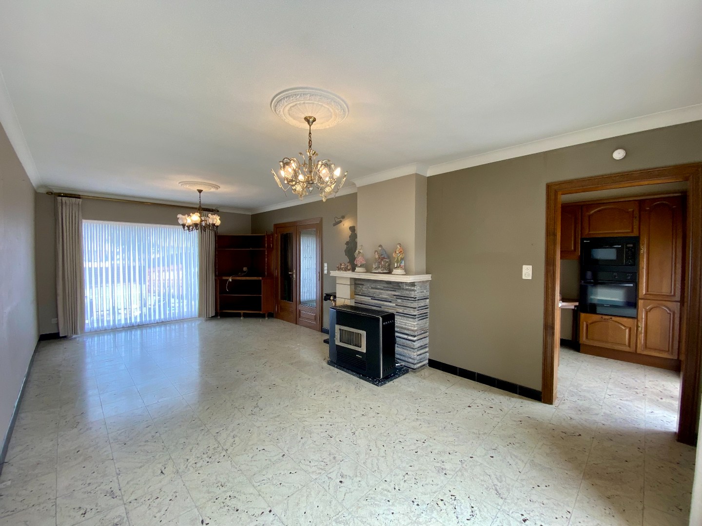 Zeer goed gelegen te renoveren gezinswoning met tuin en garage op 245 m²! 