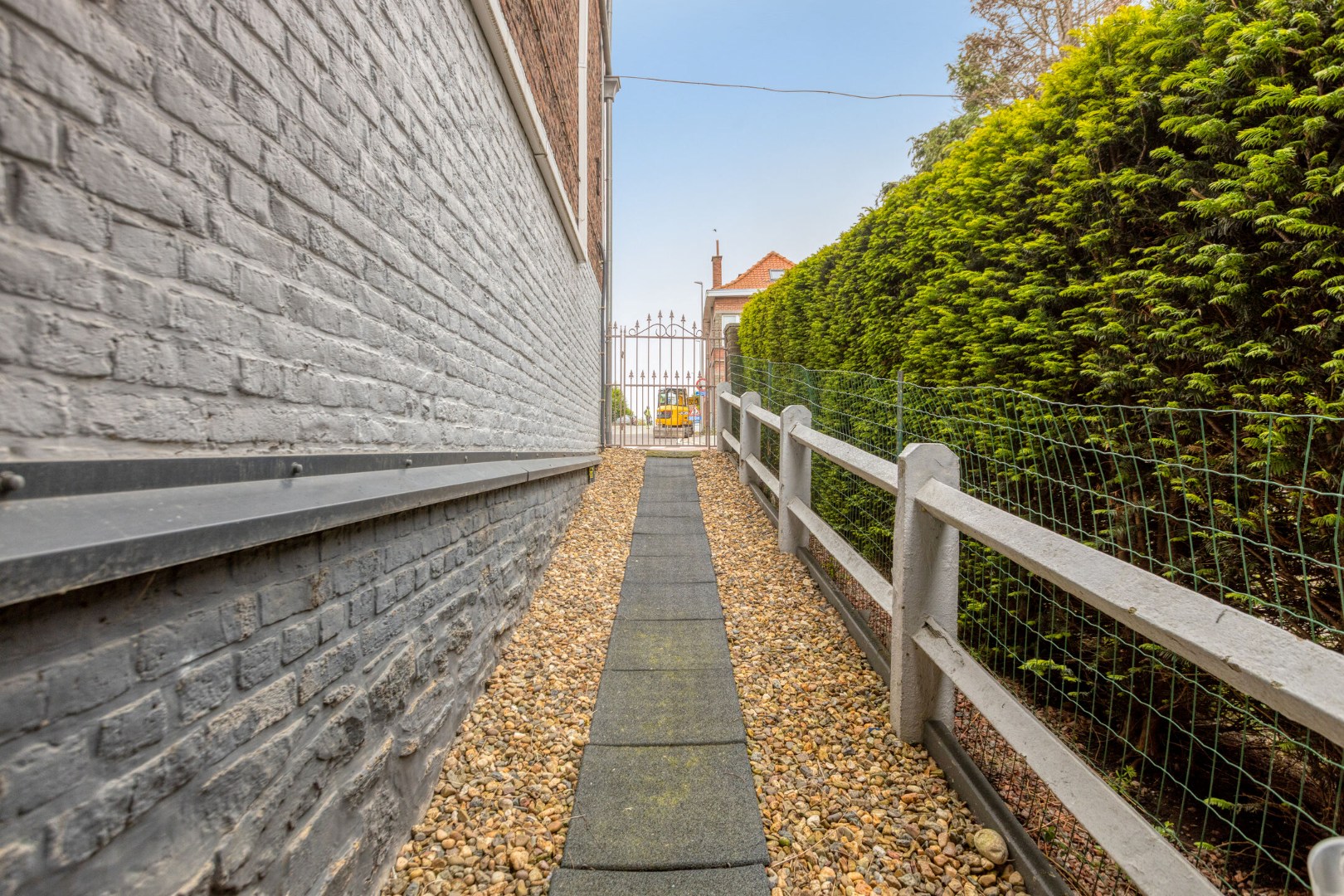 doorgang naast de woning