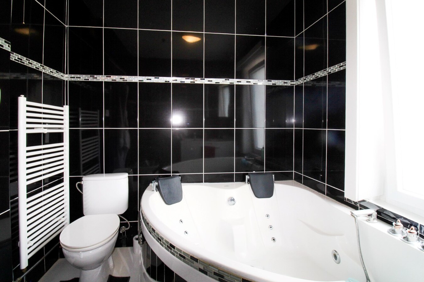 Verrassend ruime gezinswoning met energielabel B, vier slaapkamers en een uitgestrekte diepe tuin te koop in Sint-Niklaas! 