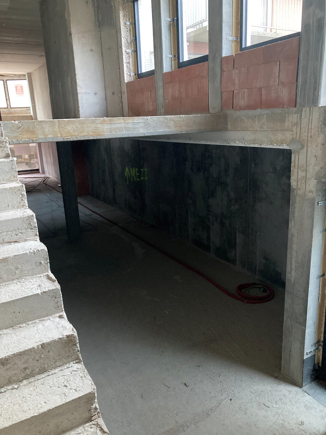 Local commercial avec mezzanine et beaucoup de luminosité situé dans une résidence neuve dans un emplacement de choix sur la Lippenslaan à Knokke. 