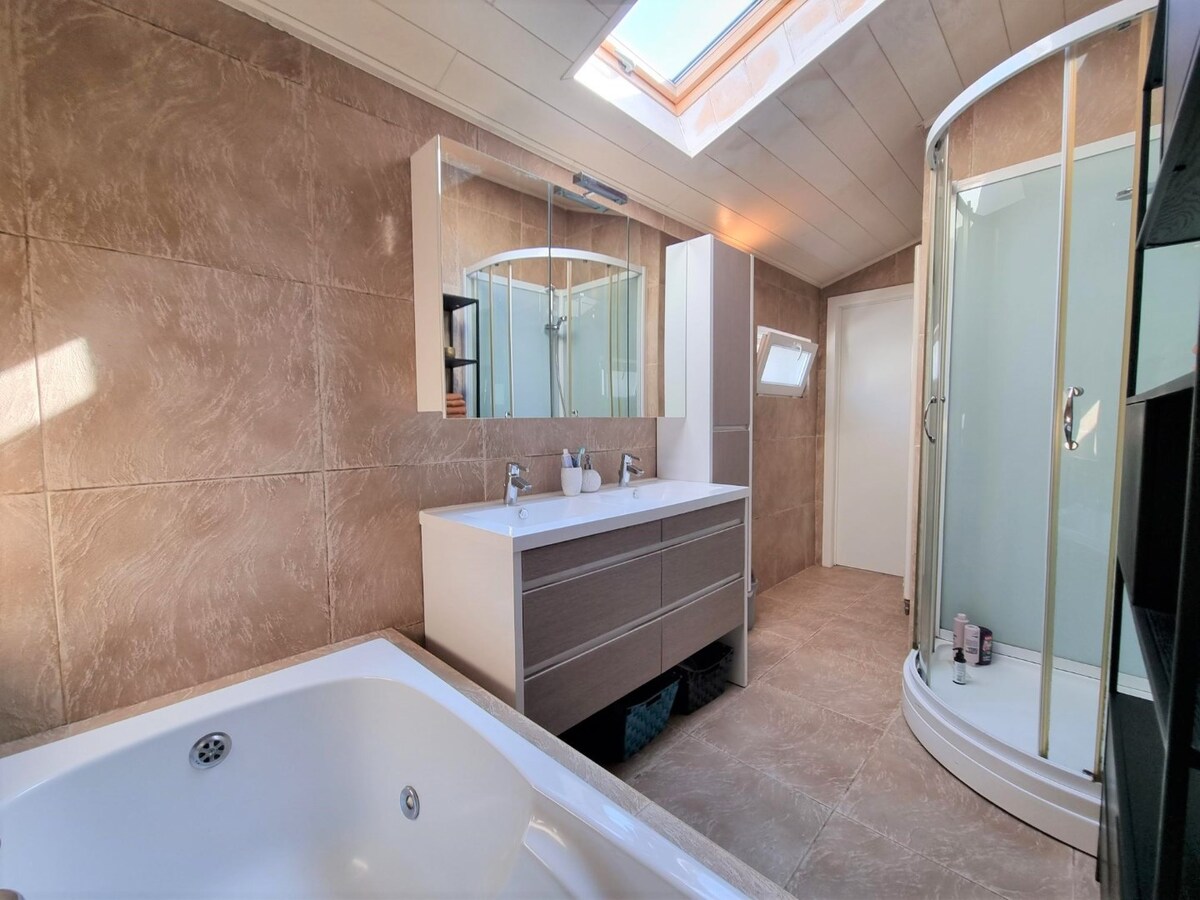 Volumineuze, lichtrijke, zeer mooie gezinswoning met tuin - Heist 