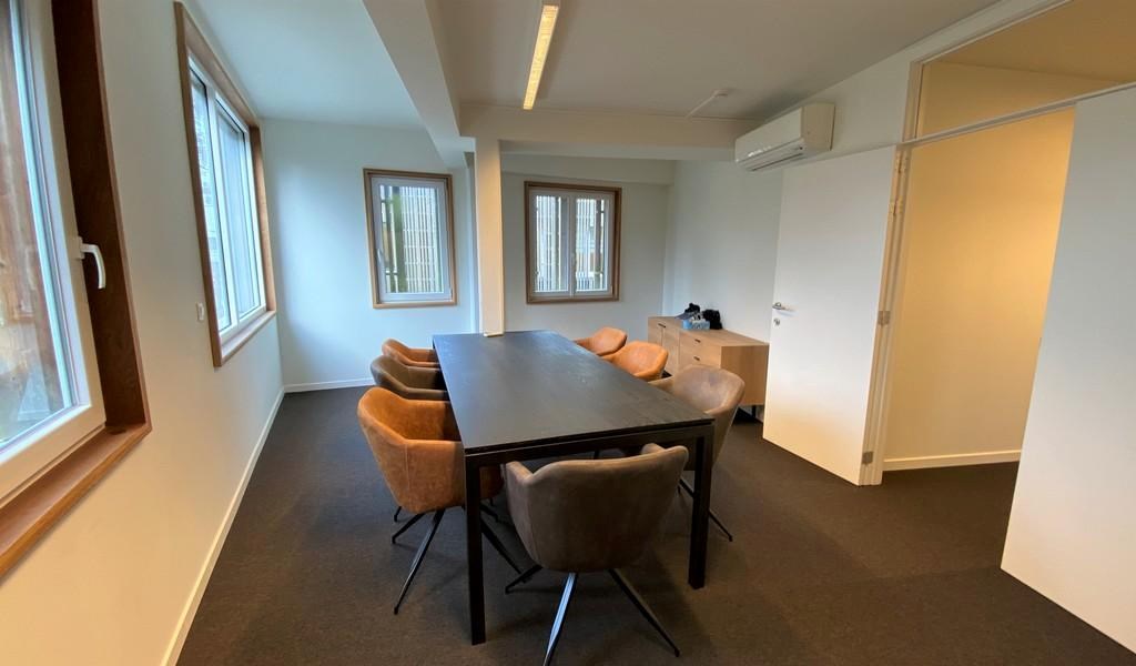 Ingedeelde kantoorruimte te huur aan oprit E40 in Sint-Denijs-Westrem