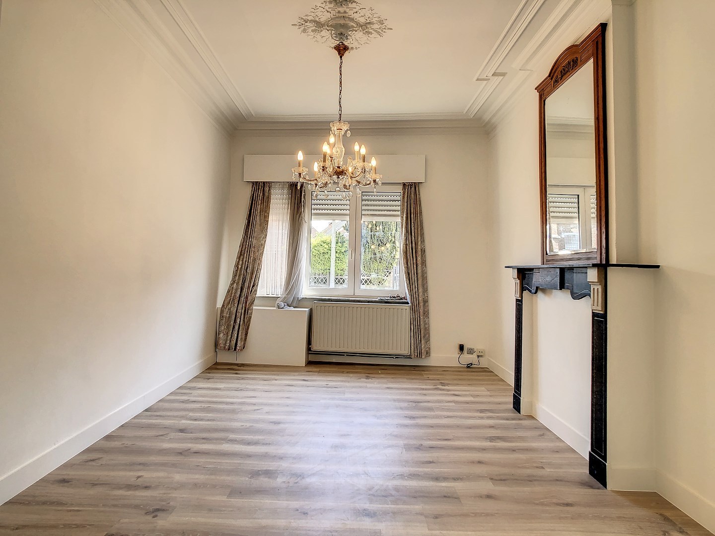 Centraal gelegen woning met twee ruime slaapkamers, zonnige tuin en droge kelder - EPC 252 kWh/m² - bewoonbare oppervlakte van 143 m² 