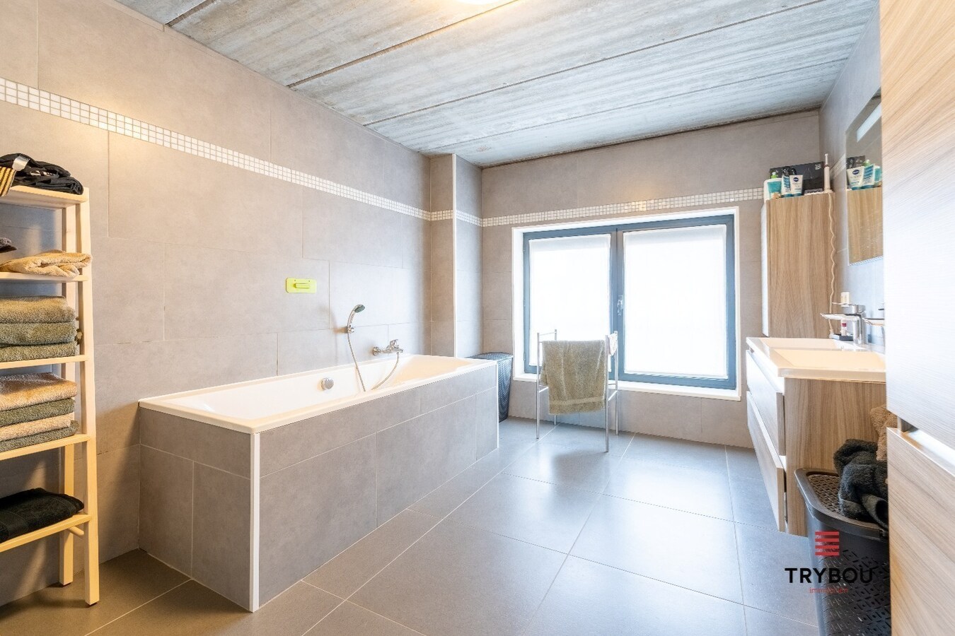 Uitzonderlijk ruime industriële duplex met ruim terras in centrum Roeselare 