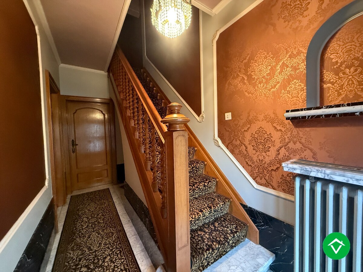 Karaktervolle, stevige woning met 4 slaapkamers, tuin en garage in centrum Roeselare 