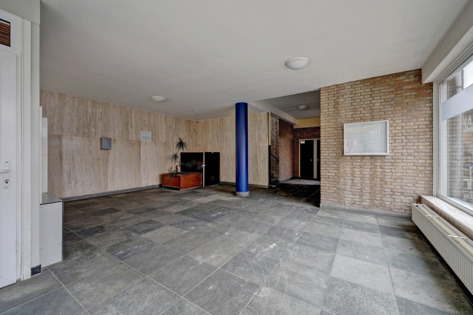 Dit ruime 3 -(voorheen 4) kamer appartement heeft een lichte woonkamer, zonnige balkon, 2 slaapkamers en is gelegen op 6e etage. 