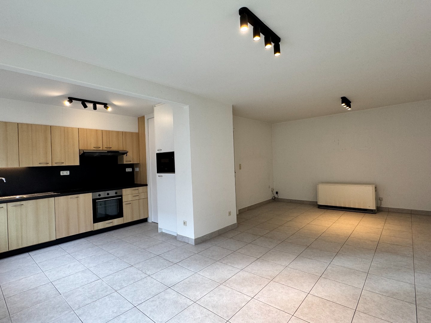 Verzorgd gelijkvloers appartement met 2 slaapkamers en garage. 