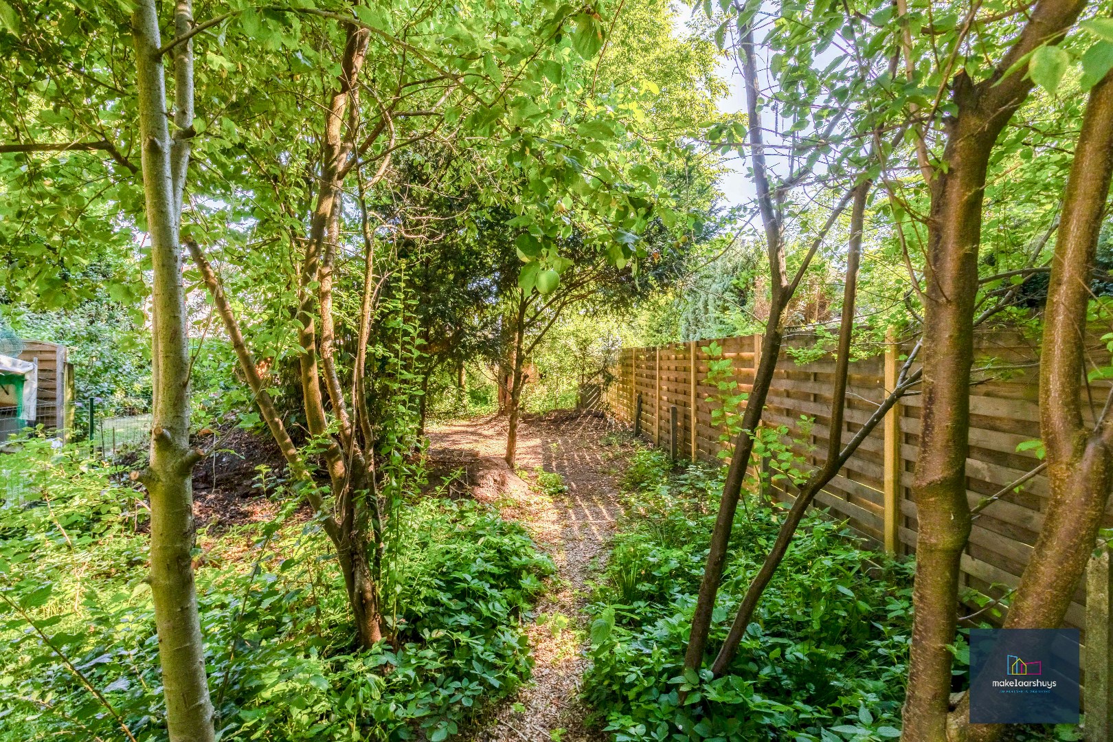 VERKOCHT !!! Residentieel gelegen  te renoveren halfopen bebouwing met tuin 