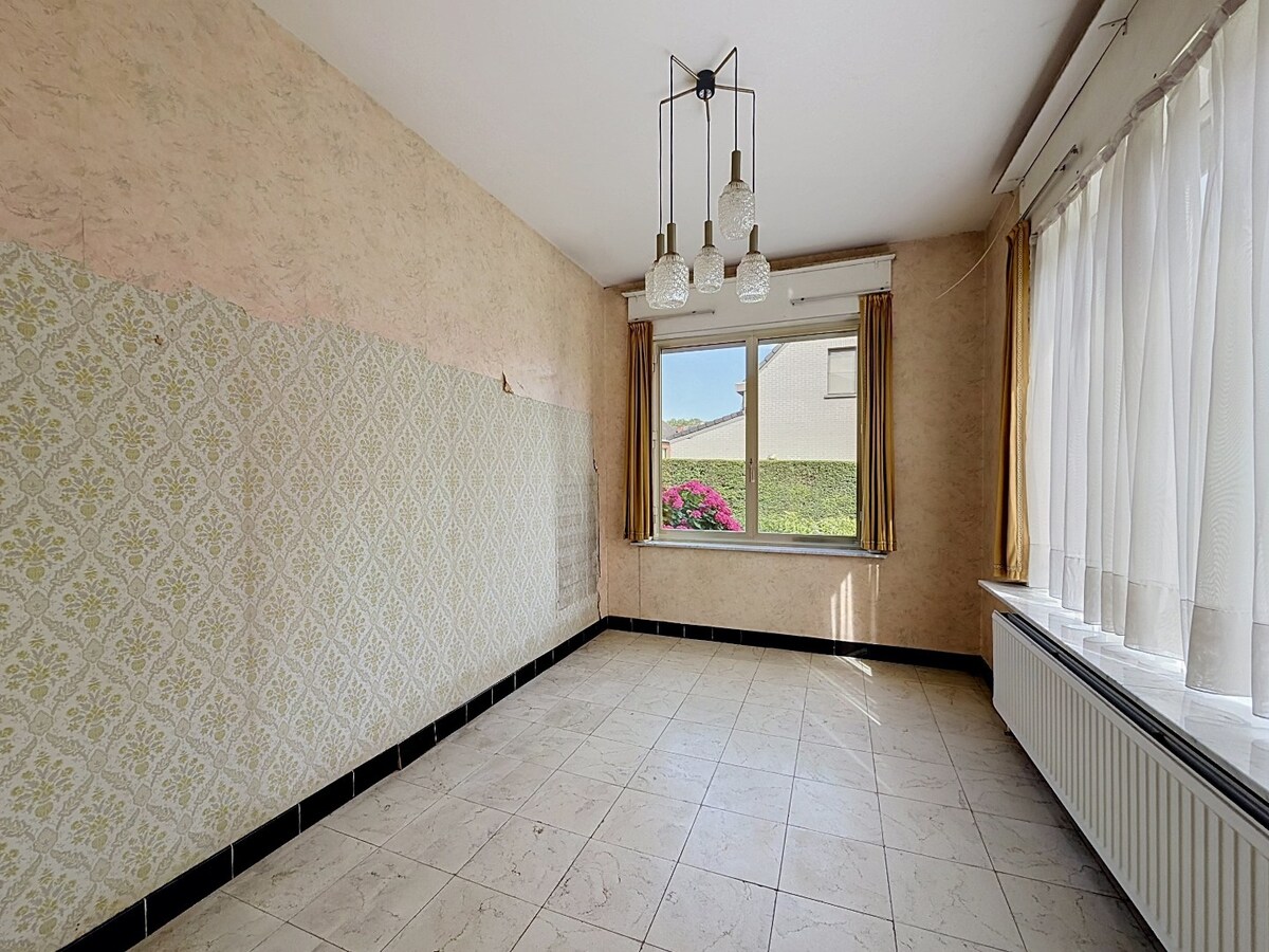 Ruime sixties villa met vergunde loodsen (350m²) te Vlierzele 