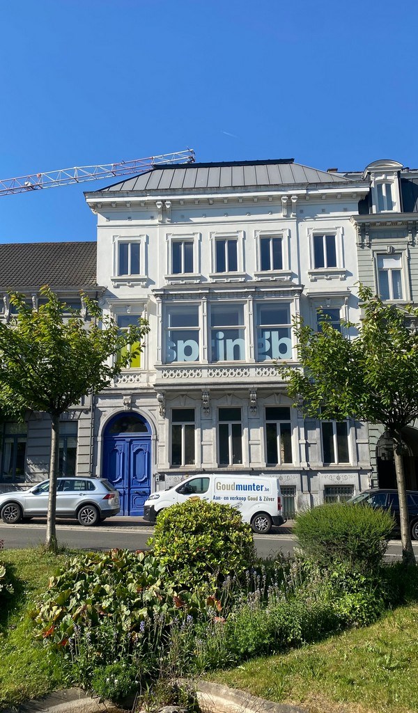 Gemeubelde kantoren in statig herenhuis aan R40 in Gent