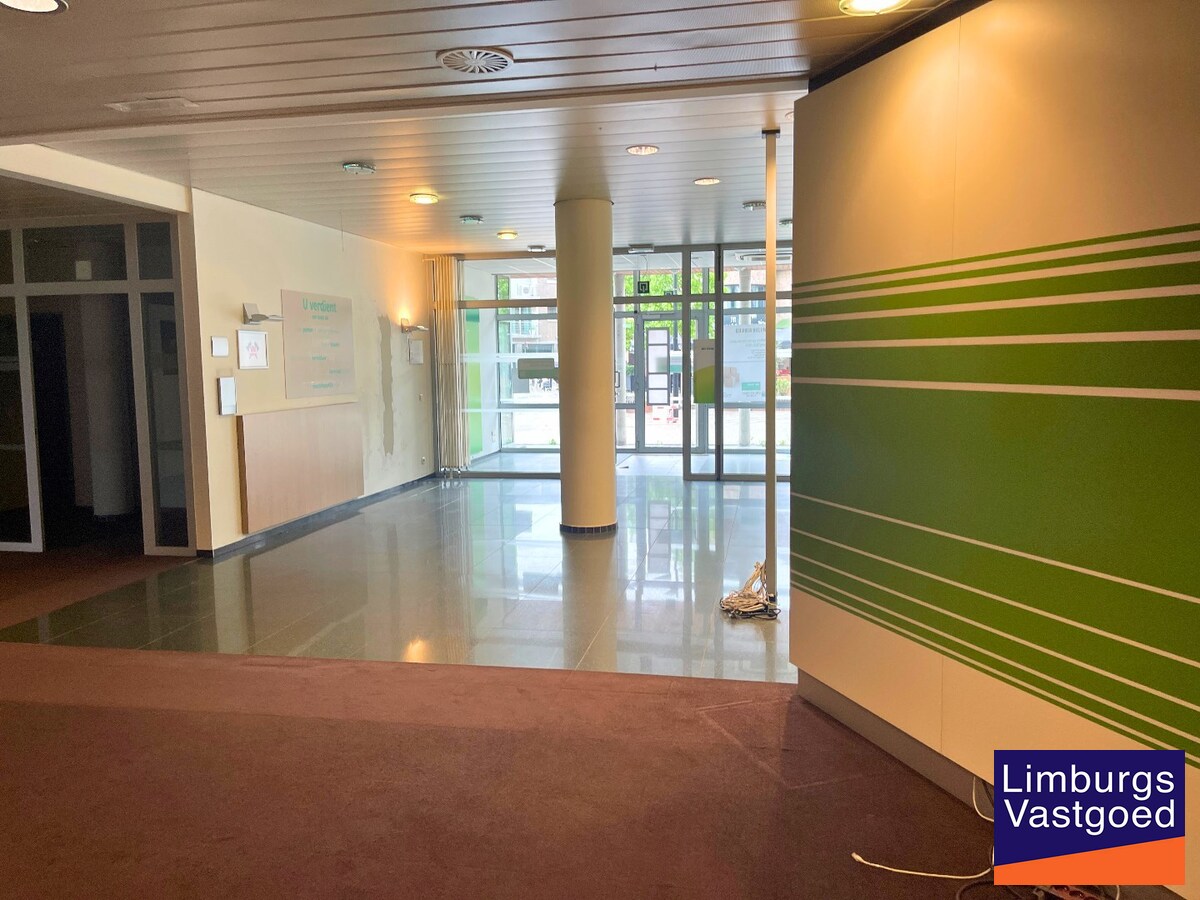 Handelsgelijkvloers 433m² met 3 parkings en kelder op commerciële topligging 