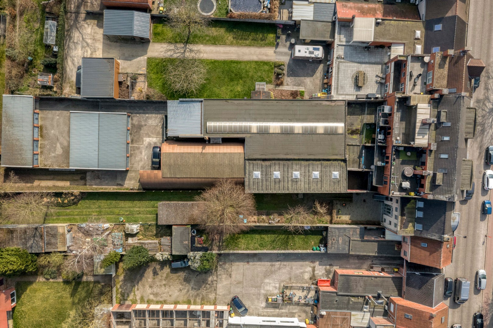 Handelsgelijkvloers met achter-inrit op commerciële ligging in centrum Geel 